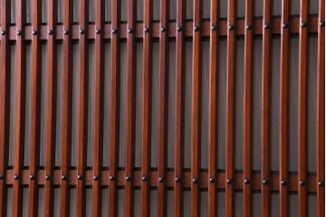 和製アンティーク　ケヤキ・ヒノキ　漆塗りが上品な印象与えるガラス入り格子蔵戸(建具、引き戸、玄関戸)