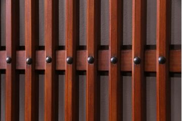 和製アンティーク　ケヤキ・ヒノキ　漆塗りが上品な印象与えるガラス入り格子蔵戸(建具、引き戸、玄関戸)