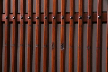 和製アンティーク　ケヤキ・ヒノキ　漆塗りが上品な印象与えるガラス入り格子蔵戸(建具、引き戸、玄関戸)