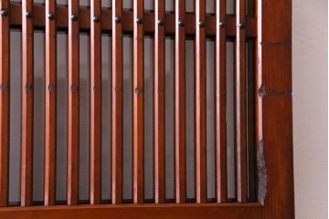 和製アンティーク　ケヤキ・ヒノキ　漆塗りが上品な印象与えるガラス入り格子蔵戸(建具、引き戸、玄関戸)