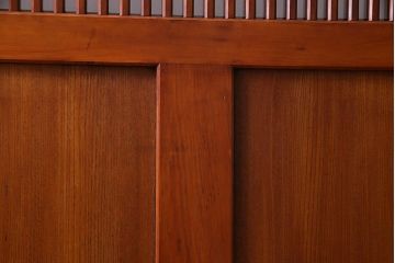 和製アンティーク　ケヤキ・ヒノキ　漆塗りが上品な印象与えるガラス入り格子蔵戸(建具、引き戸、玄関戸)
