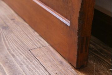 和製アンティーク　ケヤキ・ヒノキ　漆塗りが上品な印象与えるガラス入り格子蔵戸(建具、引き戸、玄関戸)