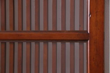 和製アンティーク　ケヤキ・ヒノキ　漆塗りが上品な印象与えるガラス入り格子蔵戸(建具、引き戸、玄関戸)