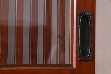 和製アンティーク　ケヤキ・ヒノキ　漆塗りが上品な印象与えるガラス入り格子蔵戸(建具、引き戸、玄関戸)