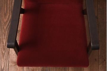 アンティーク家具　和製アンティーク　ナラ材　落ち着いた赤い座面が存在感を放つ一人掛けソファ(アームチェア)