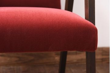アンティーク家具　和製アンティーク　ナラ材　落ち着いた赤い座面が存在感を放つ一人掛けソファ(アームチェア)