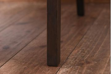 アンティーク家具　和製アンティーク　ナラ材　落ち着いた赤い座面が存在感を放つ一人掛けソファ(アームチェア)