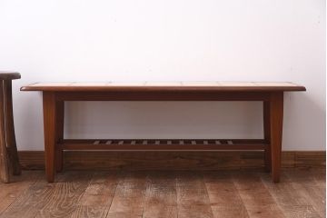 ヴィンテージ家具　北欧ビンテージ　チーク材　オリエンタルな雰囲気漂うタイルトップのコーヒーテーブル(センターテーブル)