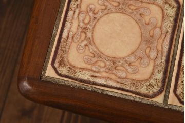 ヴィンテージ家具　北欧ビンテージ　チーク材　オリエンタルな雰囲気漂うタイルトップのコーヒーテーブル(センターテーブル)