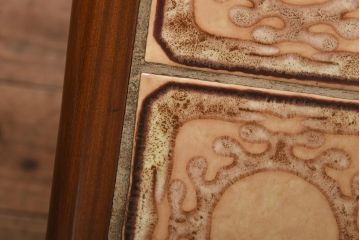 ヴィンテージ家具　北欧ビンテージ　チーク材　オリエンタルな雰囲気漂うタイルトップのコーヒーテーブル(センターテーブル)