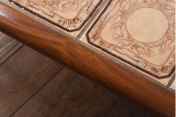 ヴィンテージ家具　北欧ビンテージ　チーク材　オリエンタルな雰囲気漂うタイルトップのコーヒーテーブル(センターテーブル)