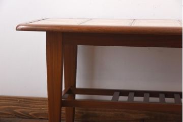 ヴィンテージ家具　北欧ビンテージ　チーク材　オリエンタルな雰囲気漂うタイルトップのコーヒーテーブル(センターテーブル)