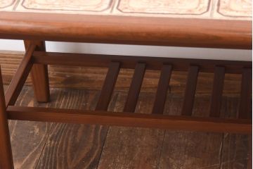 ヴィンテージ家具　北欧ビンテージ　チーク材　オリエンタルな雰囲気漂うタイルトップのコーヒーテーブル(センターテーブル)