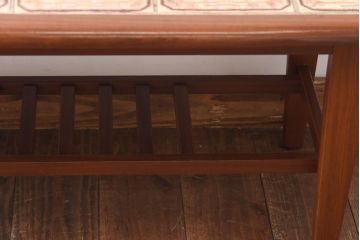 ヴィンテージ家具　北欧ビンテージ　チーク材　オリエンタルな雰囲気漂うタイルトップのコーヒーテーブル(センターテーブル)