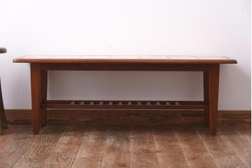 ヴィンテージ家具　北欧ビンテージ　チーク材　オリエンタルな雰囲気漂うタイルトップのコーヒーテーブル(センターテーブル)