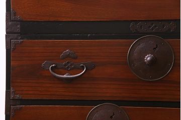 アンティーク家具　和製アンティーク　前面ケヤキ材　上品な和の雰囲気漂う会津箪笥(重ね箪笥、衣装箪笥)