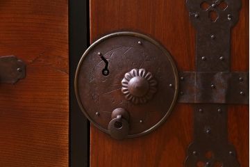 アンティーク家具　和製アンティーク　前面ケヤキ材　上品な和の雰囲気漂う会津箪笥(重ね箪笥、衣装箪笥)