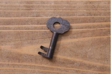 アンティーク家具　和製アンティーク　前面ケヤキ材　上品な和の雰囲気漂う会津箪笥(重ね箪笥、衣装箪笥)