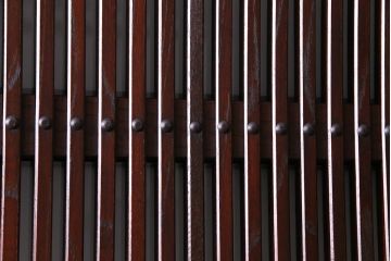 和製アンティーク　総ケヤキ材　漆塗り　赤みを帯びた木肌が味わい深いガラス入り蔵戸(建具、引き戸、玄関戸)