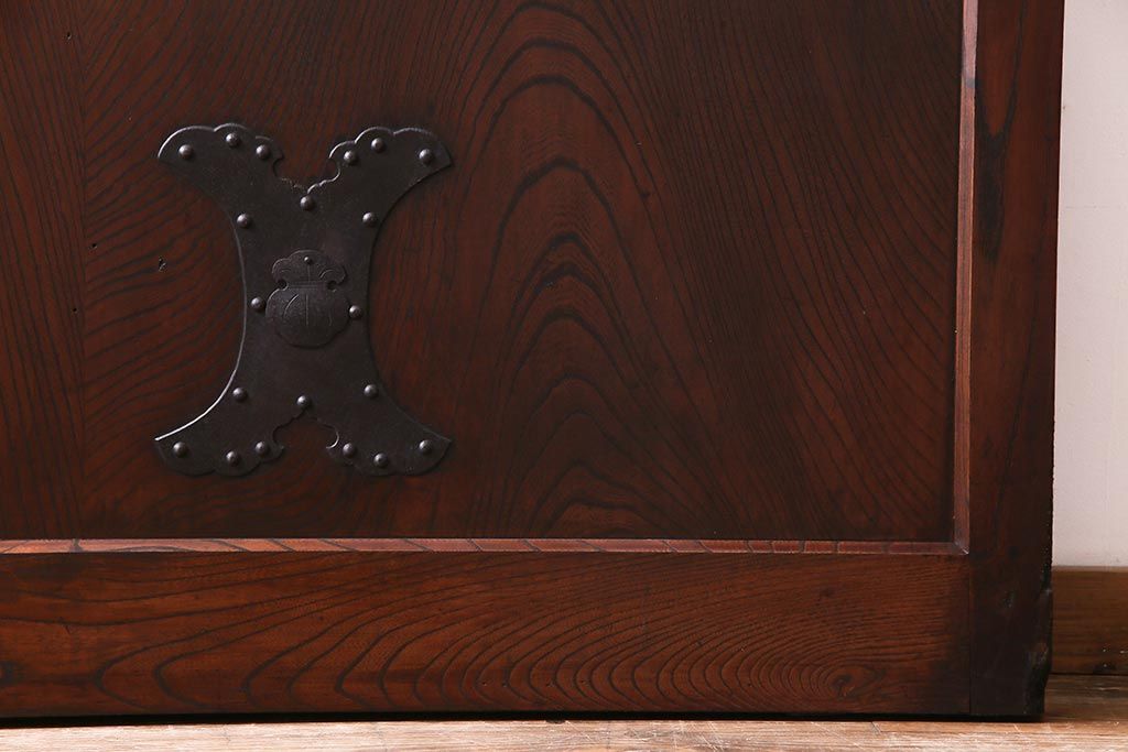 和製アンティーク　総ケヤキ材　漆塗り　赤みを帯びた木肌が味わい深いガラス入り蔵戸(建具、引き戸、玄関戸)