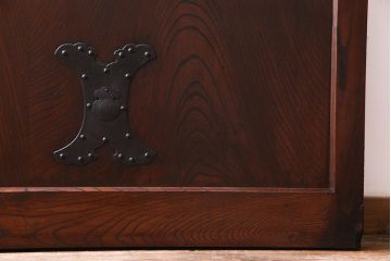 和製アンティーク　総ケヤキ材　漆塗り　赤みを帯びた木肌が味わい深いガラス入り蔵戸(建具、引き戸、玄関戸)