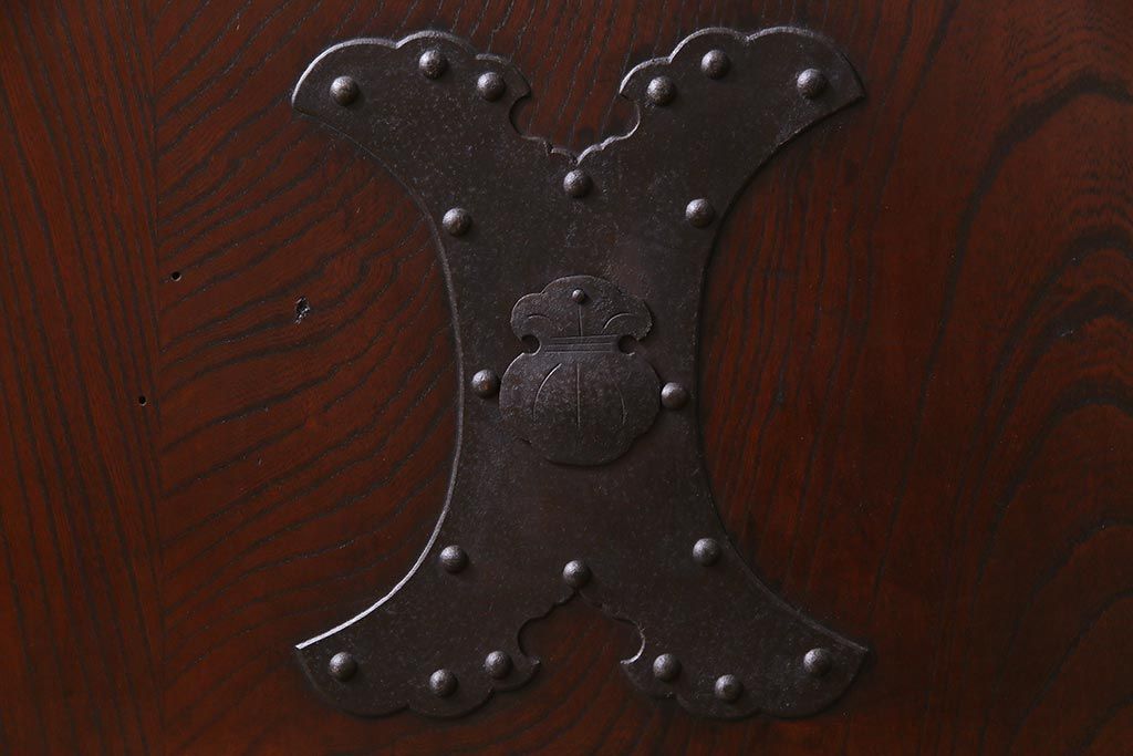 和製アンティーク　総ケヤキ材　漆塗り　赤みを帯びた木肌が味わい深いガラス入り蔵戸(建具、引き戸、玄関戸)