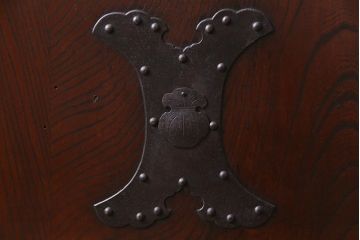 和製アンティーク　総ケヤキ材　漆塗り　赤みを帯びた木肌が味わい深いガラス入り蔵戸(建具、引き戸、玄関戸)