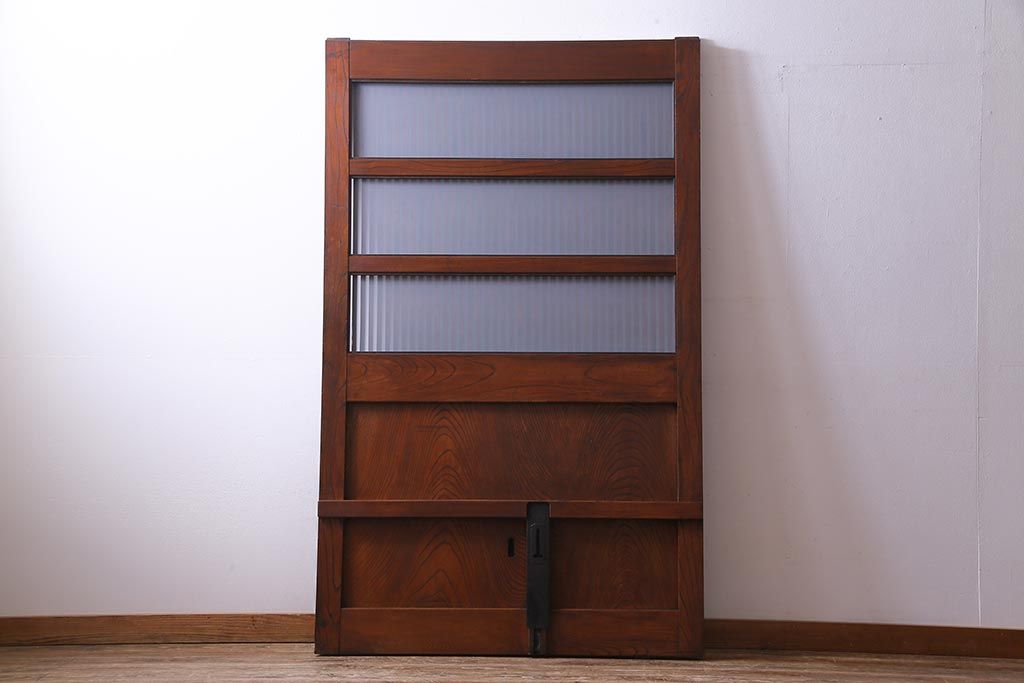 和製アンティーク　総ケヤキ材　漆塗り　赤みを帯びた木肌が味わい深いガラス入り蔵戸(建具、引き戸、玄関戸)