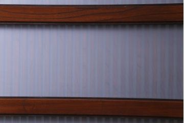 和製アンティーク　総ケヤキ材　漆塗り　赤みを帯びた木肌が味わい深いガラス入り蔵戸(建具、引き戸、玄関戸)