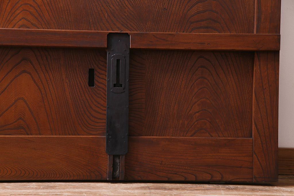 和製アンティーク　総ケヤキ材　漆塗り　赤みを帯びた木肌が味わい深いガラス入り蔵戸(建具、引き戸、玄関戸)