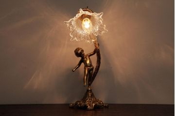 フランスビンテージ　青銅製　花のようなシェードと子供が愛らしいテーブルランプ(スタンドライト)