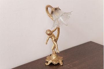 フランスビンテージ　青銅製　花のようなシェードと子供が愛らしいテーブルランプ(スタンドライト)