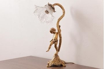 フランスビンテージ　青銅製　花のようなシェードと子供が愛らしいテーブルランプ(スタンドライト)