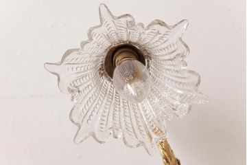 フランスビンテージ　青銅製　花のようなシェードと子供が愛らしいテーブルランプ(スタンドライト)