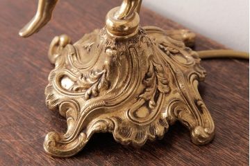 フランスビンテージ　青銅製　花のようなシェードと子供が愛らしいテーブルランプ(スタンドライト)