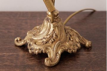 フランスビンテージ　青銅製　花のようなシェードと子供が愛らしいテーブルランプ(スタンドライト)