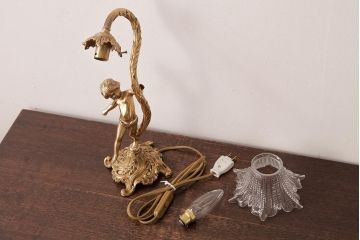 フランスビンテージ　青銅製　花のようなシェードと子供が愛らしいテーブルランプ(スタンドライト)