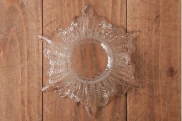 フランスビンテージ　青銅製　花のようなシェードと子供が愛らしいテーブルランプ(スタンドライト)