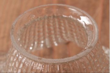 フランスビンテージ　青銅製　花のようなシェードと子供が愛らしいテーブルランプ(スタンドライト)