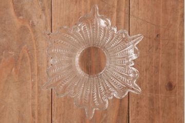 フランスビンテージ　青銅製　花のようなシェードと子供が愛らしいテーブルランプ(スタンドライト)