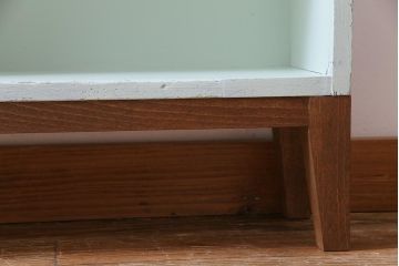アンティーク家具　リメイク　爽やかなカラーが可愛らしい薄型オープンラック(収納棚、本棚)