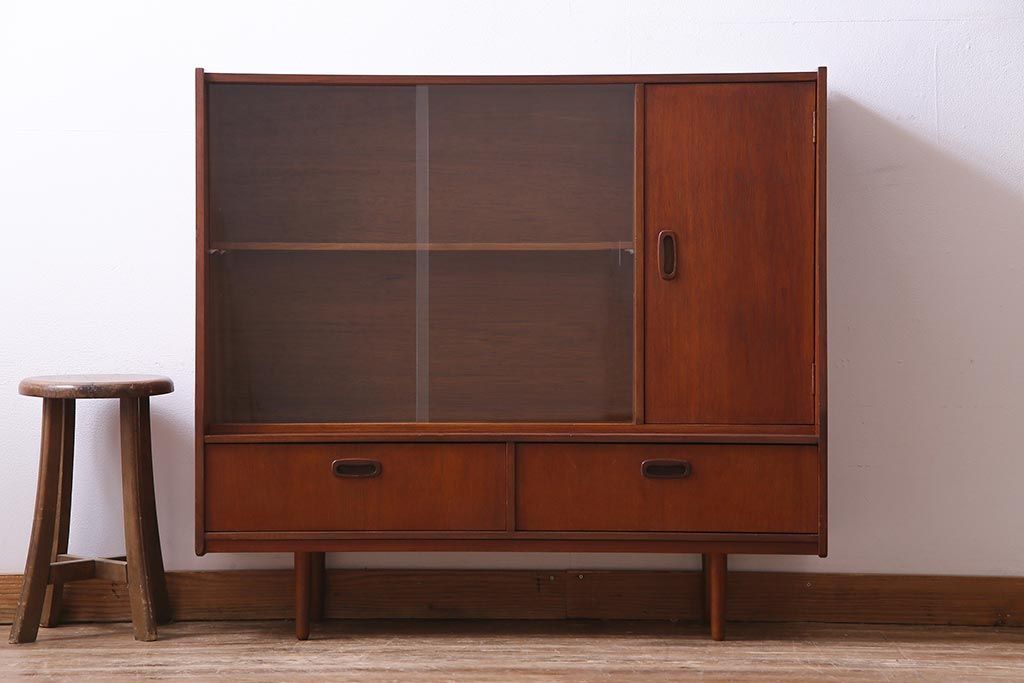 ヴィンテージ家具　北欧ビンテージ　チーク材　直線的なデザインの温もり溢れるキャビネット(収納棚)