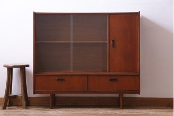 ヴィンテージ家具　北欧ビンテージ　チーク材　直線的なデザインの温もり溢れるキャビネット(収納棚)