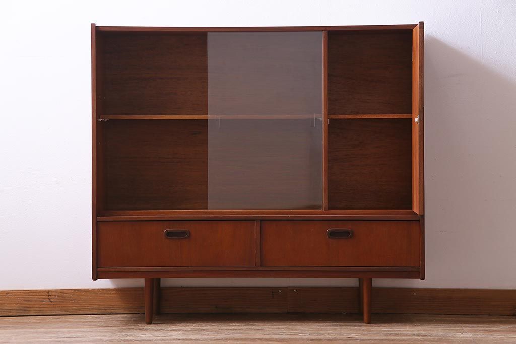 ヴィンテージ家具　北欧ビンテージ　チーク材　直線的なデザインの温もり溢れるキャビネット(収納棚)