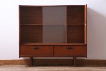 ヴィンテージ家具　北欧ビンテージ　チーク材　直線的なデザインの温もり溢れるキャビネット(収納棚)