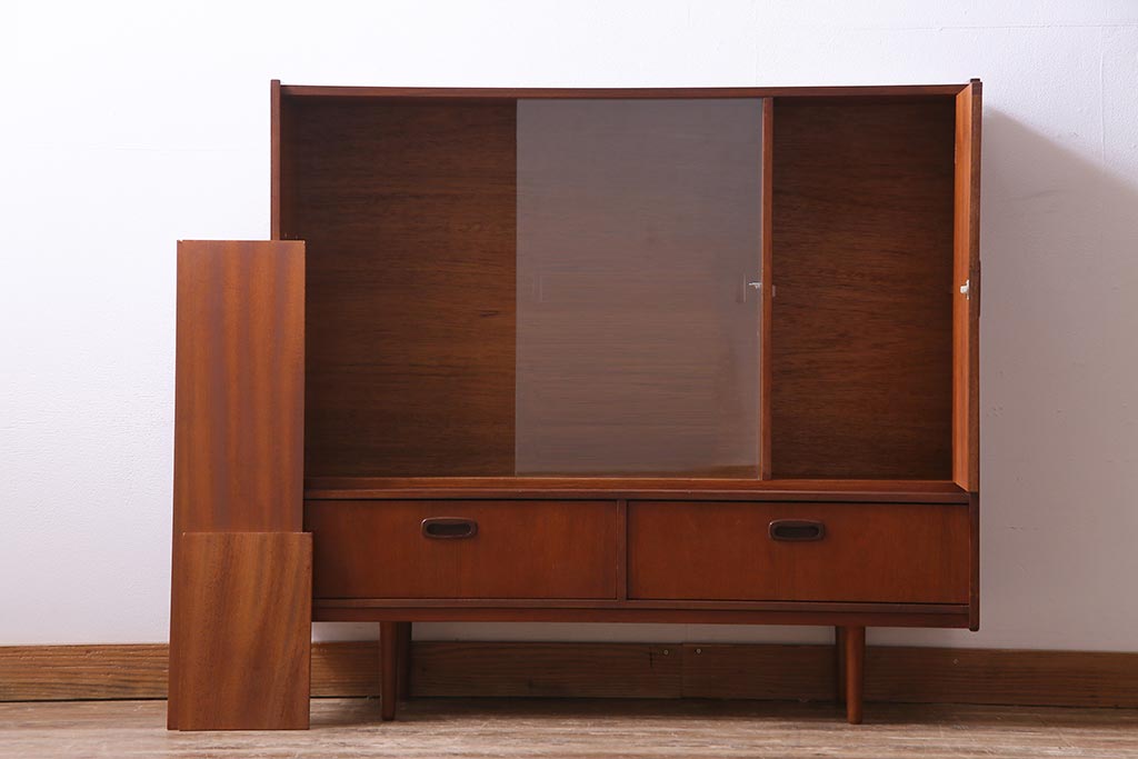 ヴィンテージ家具　北欧ビンテージ　チーク材　直線的なデザインの温もり溢れるキャビネット(収納棚)