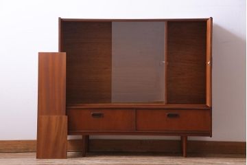 ヴィンテージ家具　北欧ビンテージ　チーク材　直線的なデザインの温もり溢れるキャビネット(収納棚)