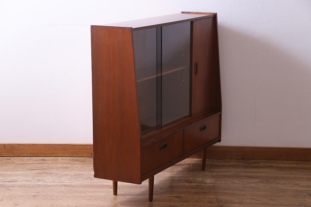 ヴィンテージ家具　北欧ビンテージ　チーク材　直線的なデザインの温もり溢れるキャビネット(収納棚)