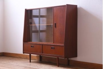 ヴィンテージ家具　北欧ビンテージ　チーク材　直線的なデザインの温もり溢れるキャビネット(収納棚)