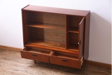 ヴィンテージ家具　北欧ビンテージ　チーク材　直線的なデザインの温もり溢れるキャビネット(収納棚)